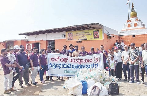ಗಂಗಾವತಿ ತಾಲೂಕಿನ ಹನುಮನಹಳ್ಳಿ ಬಳಿಯ ಐತಿಹಾಸಿಕ ಪ್ರಸಿದ್ಧ ಅಂಜನಾದ್ರಿ ಬೆಟ್ಟದಲ್ಲಿ ಕಿಷ್ಕಿಂಧ ಯುವ ಚಾರಣ ಬಳಗ ಮತ್ತು ಲಿವ್ ವಿತ್ ಹುಮ್ಯಾನಿಟಿ ತಂಡದಿಂದ ಮೂರನೇ ಹಂತದ ಸ್ವಚ್ಛತಾ ಆಂದೋಲನ ಹಮ್ಮಿಕೊಳ್ಳಲಾಗಿತ್ತು. ಸದಸ್ಯರಾದ ಸಂತೋಷ ಕುಂಬಾರ, ಮುತ್ತರಾಜ್ ಬಂಗಿ, ಎಸ್.ಪಿ.ಸೌಮ್ಯ, ಮಂಜುನಾಥ ಇತರರಿದ್ದರು.