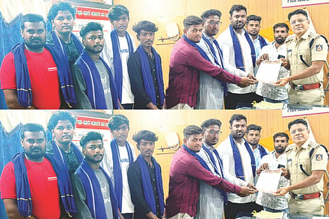ತುಂಗಭದ್ರಾ ಡ್ಯಾಂ ಹಿನ್ನೀರಿನಲ್ಲಿ ನಡೆಯುತ್ತಿರುವ ಲವತ್ತಾದ ಮಣ್ಣು ಅಕ್ರಮ ಸಾಗಣೆ ನಿಯಂತ್ರಿಸಲು ಒತ್ತಾಯಿಸಿ ಭಾರತೀಯ ಪ್ರಜಾ ಸೇನೆ ಕಾರ್ಯಕರ್ತರು ಗಂಗಾವತಿಯಲ್ಲಿ ಡಿವೈಎಸ್ಪಿ ಜೆ.ಎಸ್. ನ್ಯಾಮಗೌಡರ್‌ಗೆ ಮನವಿ ಸಲ್ಲಿಸಿದರು. ಅಲ್ಪಸಂಖ್ಯಾತ ಘಟಕದ ಜಿಲ್ಲಾಧ್ಯಕ್ಷ ನಬೀ ರಸೂಲ್, ಪದಾಧಿಕಾರಿಗಳಾದ ಆರ್ೀ, ಮುಸ್ತಫಾ, ಸಮೀರ್ ಇತರರಿದ್ದರು. 