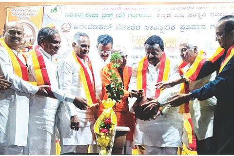ಗಂಗಾವತಿಯಲ್ಲಿ ಹಮ್ಮಿಕೊಂಡಿದ್ದ ಹಿರೇಬೆಣಕಲ್ ಮೋರೆರ್ ಸಾಂಸ್ಕೃತಿಕ ಸಂಭ್ರಮವನ್ನು ಮಾಜಿ ಎಂಎಲ್‌ಸಿ ಎಚ್.ಆರ್. ಶ್ರೀನಾಥ ಉದ್ಘಾಟಿಸಿದರು. ಮಾಜಿ ಶಾಸಕ ಪರಣ್ಣ ಮುನವಳ್ಳಿ, ಮಾಜಿ ಸಂಸದ ಎಸ್.ಶಿವರಾಮನಗೌಡ ಇತರರಿದ್ದರು.