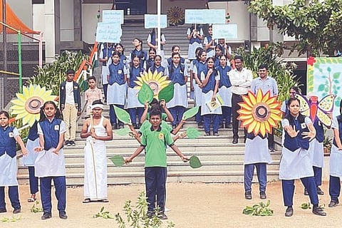 ಗಂಗಾವತಿ ತಾಲೂಕಿನ ಶ್ರೀರಾಮನಗರದ ಶ್ರೀ ವಿದ್ಯಾನಿಕೇತನ ಪಬ್ಲಕ್ ಶಾಲೆಯಲ್ಲಿ ವಿಶ್ವ ಪರಿಸರ ದಿನಾಚರಣೆ ನಿಮಿತ್ತ ಪರಿಸರ ರಕ್ಷಣೆಯ ನೃತ್ಯರೂಪಕ ಶುಕ್ರವಾರ ಜರುಗಿತು.