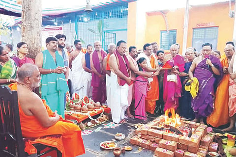 ಗಂಗಾವತಿ ಶ್ರೀ ಯೋಗೀಶ್ವರ ಯಾಜ್ಞವಲ್ಕೃ ದೇವಾಲಯದಲ್ಲಿ ಅಧಿಕ ಮಾಸದ ಹಿನ್ನೆಲೆಯಲ್ಲಿ ಹಮ್ಮಿಕೊಂಡಿದ್ದ ಜ್ಞಾನ ಸತ್ರ ಕಾರ್ಯಕ್ರಮದ ಸಮಾರೋಪದ ನಿಮಿತ್ತ  ಶ್ರೀ ಪುರುಷೊತ್ತಮ ಹೋಮ ಪೂರ್ಣಾಹುತಿ ನೆರವೇರಿತು. ಹುಣಸಿಹೊಳೆಯ ಕಣ್ವಮಠದ ಶ್ರೀ ವಿದ್ಯಾಕಣ್ವವಿರಾಜ ತೀರ್ಥರು, ದೇವಾಲಯ ಸಮಿತಿ ಅಧ್ಯಕ್ಷ ಮುರಳೀಧರ ಕುಲ್ಕರ್ಣಿ ಇತರರಿದ್ದರು.