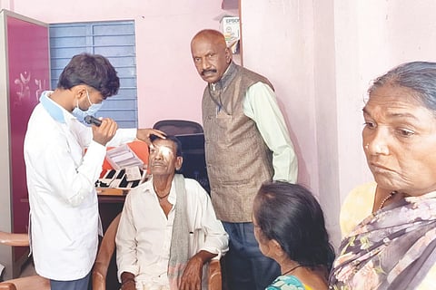 ಶ್ರೀರಾಮನಗರದ ಗ್ರಾಪಂ ಕಚೇರಿ ಆವರಣದಲ್ಲಿ ಸ್ವಾಮಿ ವಿವೇಕಾನಂದ ಸೇವಾ ಸಂಸ್ಥೆಯಿಂದ ಹಮ್ಮಿಕೊಂಡಿದ್ದ ಕಣ್ಣು ತಪಾಸಣೆ ಉಚಿತ ಶಿಬಿರದಲ್ಲಿ ಹುಬ್ಬಳ್ಳಿಯ ಎಂ.ಎಂ.ಜೋಶಿ ನೇತ್ರ ಘಟಕದ ಸಿಬ್ಬಂದಿ ರೋಗಿಗಳ ಕಣ್ಣುಗಳ ಪರೀಕ್ಷೆ ಮಾಡಿತು. ನೇತ್ರ ಘಟಕದ ಪ್ರತಿನಿಧಿಗಳಾದ ಎಚ್.ಶರಣಪ್ಪ, ವೆಂಕಟೇಶ ಸೂಜಿ, ರಂಜಿತ್ ಕುಮಾರ ಇತರರಿದ್ದರು.