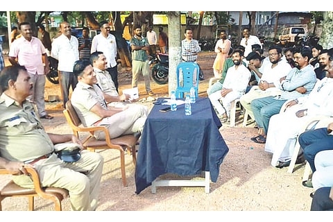 ಗಂಗಾವತಿ ಪೊಲೀಸ್ ಠಾಣೆ ಆವರಣದಲ್ಲಿ ಗಣೇಶ ಹಬ್ಬದ ನಿಮಿತ್ತ ಪ್ರತಿಷ್ಟಾಪನೆ ಸಮಿತಿಯವರೊಂದಿಗೆ ಹಮ್ಮಿಕೊಂಡ ಪೂರ್ವಭಾವಿ ಸಭೆಯಲ್ಲಿ ಡಿವೈಎಸ್ಪಿ ಜೆ.ಎಸ್.ನ್ಯಾಮಗೌಡರ್ ಶುಕ್ರವಾರ ಮಾತನಾಡಿದರು. ಪಿಐ ಪ್ರಕಾಶ ಆರ್.ಯಾತನೂರ್, ಪಿಎಸೈ ಜಿ.ಟಿ.ನಾಗರಾಜ್ ಇತರರಿದ್ದರು.