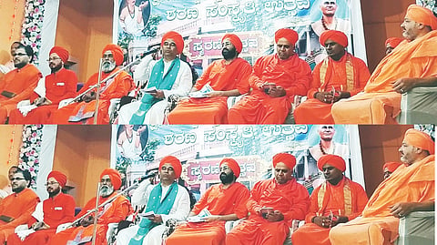 ಗಂಗಾವತಿ ಕಲ್ಮಠದದಲ್ಲಿ ಹಮ್ಮಿಕೊಂಡಿದ್ದ ಶರಣ ಸಂಸ್ಕೃತಿ ಮಂಗಲೋತ್ಸವದಲ್ಲಿ ಶಿರಹಟ್ಟಿಯ ಫಕೀರ ದಿಂಗಾಲೇಶ್ವರ ಸ್ವಾಮೀಜಿ ಮಾತನಾಡಿದರು. ಕಲ್ಮಠದ ಡಾ.ಕೊಟ್ಟೂರು ಸ್ವಾಮೀಜಿ, ಹಿರೇನಾಗಾವಿ ಜಯಶಾಂತಲಿಂಗ ಸ್ವಾಮೀಜಿ, ಕಮತಗಿ, ಕೋಟೆಕಲ್ ಹುಚ್ಚೇಶ್ವರ ಸ್ವಾಮೀಜಿ ಇತರರಿದ್ದರು.