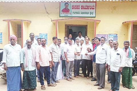 ಗಂಗಾವತಿ ಶಾಸಕರ ಕಚೇರಿಯಲ್ಲಿ ಆಪ್ತ ಸಹಾಯಕ ಸುರೇಶ ಉಪ್ಪಾರ್‌ಗೆ ತುಂಗಭದ್ರಾ ನೀರಾವರಿ ಕಾರ್ಮಿಕರ ಸಂಘದ ಸದಸ್ಯರು ಮನವಿ ಸಲ್ಲಿಸಿದರು. ಎಐಸಿಸಿಟಿಯು ಜಿಲ್ಲಾಧ್ಯಕ್ಷ ವಿಜಯ ದೊರೈರಾಜು, ಪದಾಧಿಕಾರಿಗಳಾದ ಶರಣಬಸವ, ಶಿವಕುಮಾರ ತಿಪ್ಪನಾಳ, ಚಾಂದಪಾಷಾ, ಗುಂಡಪ್ಪ ಮಸಾರಿಕ್ಯಾಂಪ್, ವೆಂಕಟೇಶ್ ಡಂಕನಕಲ್ ಇತರರಿದ್ದರು.