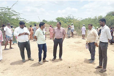ಹೊಸ್ಕೇರಾ ಗ್ರಾಪಂ ವ್ಯಾಪ್ತಿಯ ಕೂಲಿಕಾರರಿಗಾಗಿ ಕಲಿಕೇರಿ ಕೆರೆಯಲ್ಲಿ ಕೈಗೊಂಡ ಹೂಳೆತ್ತುವ ಕಾಮಗಾರಿಯನ್ನು ತಾಪಂ ಸಹಾಯಕ ನಿರ್ದೇಶಕ ಮಹಾಂತಗೌಡ ಪಾಟೀಲ್ ಪರಿಶೀಲಿಸಿದರು. ಹೊಸ್ಕೇರಾ ಗ್ರಾಪಂ ಪಿಡಿಒ ಕಿರಣ್ ಕುಮಾರ್, ತಾಂತ್ರಿಕ ಸಂಯೋಜಕ ಬಸವರಾಜ ಜಟಗಿ, ಐಇಸಿ ಸಂಯೋಜಕ ಬಾಳಪ್ಪ ತಾಳಕೇರಿ, ತಾಂತ್ರಿಕ ಸಹಾಯಕ ಶರಣಯ್ಯ, ಬಿಎ್ಟಿ ಯಂಕೋಬ ಇತರರಿದ್ದರು. 
