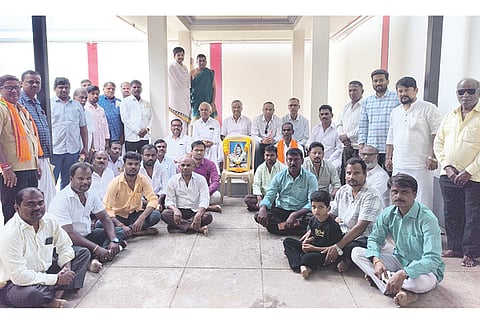 ಗಂಗಾವತಿ ಜಯನಗರದ ಶ್ರೀ ಸತ್ಯನಾರಾಯಣಸ್ವಾಮಿ ದೇವಾಲಯದ ಸಭಾಂಗಣದಲ್ಲಿ ನೂಲು ಹುಣ್ಣಿಮೆಯ ಪದ್ಮಶಾಲಿ ಸಮಾಜದಿಂದ ಸಾಮೂಹಿಕ ಯಜ್ಞೋಪವೀತ ಧಾರಣೆ ನಿಮಿತ್ತ ವಿಶೇಷ ಪೂಜೆ ಶುಕ್ರವಾರ ಹಮ್ಮಿಕೊಳ್ಳಲಾಗಿತ್ತು. ಸಮಾಜದ ಜಿಲ್ಲಾಧ್ಯಕ್ಷ ಕೊಂಕತಿ ಕಾಳಪ್ಪ, ಪ್ರಮುಖರಾದ ಷಣ್ಮುಖಪ್ಪ ಚೀಲವೇರಿ, ಕೃಷ್ಣ ಚೀಲವೇರಿ, ಕೊಂಕತಿ ಪರಶುರಾಮ ಇತರರಿದ್ದರು.