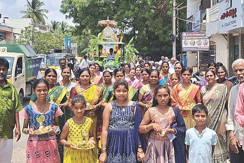 ಗಂಗಾವತಿಯ ಶ್ರೀ ನೀಲಕಂಠೇಶ್ವರ ದೇವಾಲಯದಲ್ಲಿ ಉಟಕನೂರು ಶ್ರೀ ಬಸವಲಿಂಗ ಶಿವಯೋಗಿಗಳ ಪುರಾಣ ಪ್ರವಚನ ಮಂಗಲೋತ್ಸವ ನಿಮಿತ್ತ ಭಾವಚಿತ್ರದ ಮೆರವಣಿಗೆ ಜರುಗಿತು.