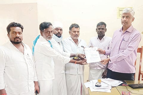 ಮರ್ಯಾದೆ ಹತ್ಯೆ ಅಪರಾಧಿಗಳಿಗೆ ಶಿಕ್ಷೆ ವಿಧಿಸುವಂತೆ ಒತ್ತಾಯಿಸಿ ಅಖಿಲ ಭಾರತ ಮಾದಿಗ ದಂಡೋರ ತಾಲೂಕು ಸಮಿತಿ ಗಂಗಾವತಿಯಲ್ಲಿ ಶಿರಸ್ತೇದಾರ್ ಸುನೀಲ್ ಕುಲ್ಕರ್ಣಿಗೆ ಮನವಿ ಸಲ್ಲಿಸಿತು. ತಾಲೂಕಾಧ್ಯಕ್ಷ ಕನಕಪ್ಪ ದೊಡ್ಮನಿ, ಜಿಲ್ಲಾ ಉಪಾಧ್ಯಕ್ಷ  ಶಿವಪ್ಪ ಸಿದ್ದಾಪುರ, ಪದಾಧಿಕಾರಿಗಳಾದ ಗುಂಡಪ್ಪ ನೀಲೋಗಲ್, ಯಮನೂರಪ್ಪ ಗೋನಾಳ ಇತರರಿದ್ದರು.