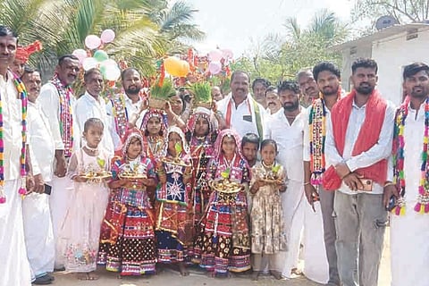 ಗಂಗಾವತಿ ತಾಲೂಕಿನ ಸೂರ್ಯನಾಯಕನ ತಾಂಡದಲ್ಲಿ ಬಂಜಾರ ಸಮಾಜದಿಂದ ಸಂತ ಸೇವಾಲಾಲ್ ಜಯಂತ್ಯುತ್ಸವ ಆಚರಿಸಲಾಯಿತು. ಗ್ರಾಪಂ ಸದಸ್ಯೆ ಗೌರಮ್ಮ ಶಂಕರ ನಾಯ್ಕ, ಮಾಜಿ ಸದಸ್ಯ ಶಂಕರ ನಾಯ್ಕ, ಮುಖಂಡರಾದ ಹನುಮಂತಪ್ಪ ಕಟ್ಟಿಮನಿ, ಪೂಜಾರಿ ಹನುಮಂತಪ್ಪ ಇತರರಿದ್ದರು. 
