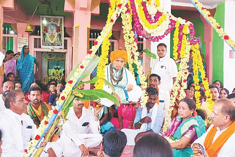 ಗಂಗಾವತಿ ತಾಲೂಕಿನ ಢಣಾಪುರದ ಶ್ರೀ ಶರಣಬಸವೇಶ್ವರ ದೇವಾಲಯದಲ್ಲಿ 59ನೇ ವರ್ಷದ ಜಾತ್ರಾಮಹೋತ್ಸವ ನಿಮಿತ್ತ  ಮಹಾರಥೋತ್ಸವ ನಿಮಿತ್ತ ವೀರೇಶ್ವರ ಪುಣ್ಯಾಶ್ರಮದ ಪೀಠಾಧಿಪತಿ ಕಲ್ಲಯ್ಯಜ್ಜನವರ ತುಲಾಭಾರ ನೆರವೇರಿಸಲಾಯಿತು.