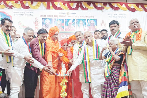 ಗಂಗಾವತಿ ಸಿಬಿಎಸ್ ಕಲ್ಯಾಣ ಮಂಟಪದಲ್ಲಿ ಹಮ್ಮಿಕೊಂಡಿದ್ದ ಶ್ರೀ ಜಗದ್ಗುರು ರೇಣುಕಾಚಾರ್ಯರ ಜಯಂತಿ ಯುಗಮಾನೋತ್ಸವ ಕಾರ್ಯಕ್ರಮವನ್ನು ಶಾಸಕ ಗಾಲಿ ಜನಾರ್ದನರೆಡ್ಡಿ ಉದ್ಘಾಟಿಸಿದರು. ಮಾಜಿ ಶಾಸಕ ಪರಣ್ಣ ಮುನವಳ್ಳಿ, ಮಾಜಿ ಸಂಸದ ಎಸ್.ಶಿವರಾಮನಗೌಡ, ಕಾಡಾ ಮಾಜಿ ಅಧ್ಯಕ್ಷರಾದ ಬಿ.ಎಚ್.ಎಂ.ತಿಪ್ಪೇರುದ್ರಸ್ವಾಮಿ, ಎಚ್.ಎಸ್.ಗಿರೇಗೌಡ, ಜಿಪಂ ಮಾಜಿ ಸದಸ್ಯ ಎಚ್.ಎಂ.ಸಿದ್ರಾಮಯ್ಯಸ್ವಾಮಿ ಇತರರಿದ್ದರು.