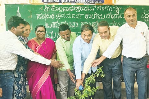 ಗಂಗಾವತಿ ಎಸ್‌ಕೆಎನ್‌ಜಿ ಸರ್ಕಾರಿ ಪದವಿ ಕಾಲೇಜಿನಲ್ಲಿ ಐಕ್ಯೂಎಸಿ, ಬಹುಮುಖಿ ಸಾಂಸ್ಕೃತಿಕ ವೇದಿಕೆಯಿಂದ ಹಮ್ಮಿಕೊಂಡಿದ್ದ ನಮ್ಮ ಸಂವಿಧಾನ ಸಂಗೀತಯಾನವನ್ನು ಹೊಸಪೇಟೆ ಸಂಗೀತಗಾರ ಯಲ್ಲಪ್ಪ ಬಂಡಾರಗಾರ ಉದ್ಘಾಟಿಸಿದರು. ಪ್ರಾಚಾರ್ಯ ಡಾ.ಶಿವರಾಜ ಗುರಿಕಾರ್, ವೇದಿಕೆ ಸಂಚಾಲಕಿ ಡಾ.ಮುಮ್ತಾಜ್ ಬೇಗಂ ಇತರರಿದ್ದರು.