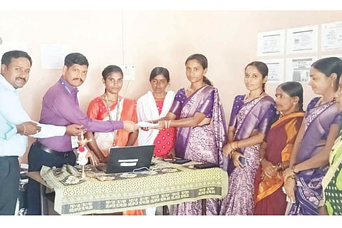 ಗಂಗಾವತಿ ತಾಲೂಕಿನ ಬಸಾಪಟ್ಟಣ ವಲಯದ ದಾಸನಾಳದ ಗ್ರಾಹಕರ ಸೇವಾ ಕೇಂದ್ರದಲ್ಲಿ ಶ್ರೀ ಕ್ಷೇತ್ರ ಧರ್ಮಸ್ಥಳ ಗ್ರಾಮಾಭಿವೃದ್ಧಿ ಯೋಜನೆ ಬಿಸಿ ಟ್ರಸ್ಟ್‌ನಿಂದ ಹಮ್ಮಿಕೊಂಡ ಡಿಜಿಟಲ್ ಪೇ ಕಾರ್ಯಗಾರದಲ್ಲಿ ಗ್ರಾಹಕರಿಗೆ ಎಟಿಎಂ ಕಾರ್ಡ್‌ಗಳನ್ನು ವಿತರಿಸಲಾಯಿತು. ಟ್ರಸ್ಟ್ ಪ್ರಾದೇಶಿಕ ಕಚೇರಿ ಯೋಜನಾಧಿಕಾರಿ ಚಂದ್ರಶೇಖರ್, ಅಡಿಟ್ ವಿಭಾಗದ ಯೋಜನಾಧಿಕಾರಿ ಮಂಜುನಾಥ, ಸೇವಾ ಪ್ರತಿನಿಧಿಗಳಾದ ತಸ್ಲೀಮಾ, ಪಾರ್ವತಿ ಇತರಿದ್ದರು.