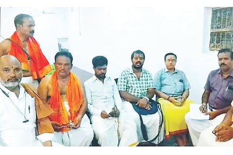 ಗಂಗಾವತಿ ಶ್ರೀಯೋಗೀಶ್ವರ ಯಾಜ್ಞವಲ್ಕೃ ದೇವಾಲಯದಲ್ಲಿ ಜ್ಞಾನ ಸತ್ರ ನಿಮಿತ್ತ ಹಮ್ಮಿಕೊಂಡಿದ್ದ ದೇವಾಲಯ ಸಮಿತಿ ಸಭೆಯಲ್ಲಿ ಸಮಿತಿ ಅಧ್ಯಕ್ಷ ಮುರಳೀಧರ ಗಂಗನಾಳ್ ಸೋಮವಾರ ಮಾತನಾಡಿದರು. ಪಂ.ಪ್ರದೀಪ ಆಚಾರ್, ಪ್ರಮುಖರಾದ ಶೇಷಗಿರಿ ಕುಲ್ಕರ್ಣಿ, ಅನಿಲ್‌ಭಟ್, ಪವನ ಪ್ರಸನ್ನಕುಮಾರ ಭಟ್ ಇತರರಿದ್ದರು.