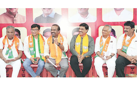 ಗಂಗಾವತಿ ಬಿಜೆಪಿ ಕಚೇರಿಯಲ್ಲಿ  ಈಶಾನ್ಯ ಶಿಕ್ಷಕರ ಕ್ಷೇತ್ರದ ಚುನಾವಣೆ ಹಿನ್ನೆಲೆಯಲ್ಲಿ ಹಮ್ಮಿಕೊಂಡಿದ್ದ ಗಂಗಾವತಿ ವಿಧಾನಸಭಾ ಕ್ಷೇತ್ರದ ಚುನಾವಣಾ ಪೂರ್ವಸಿದ್ಧತೆ ಕುರಿತು ಪದಾಧಿಕಾರಿಗಳ ಸಭೆಯಲ್ಲಿ ವಿಧಾನ ಪರಿಷತ್ ವಿಪಕ್ಷ ಮುಖ್ಯ ಸಚೇತಕ ಎನ್.ರವಿಕುಮಾರ ಮಾತನಾಡಿದರು. ಶಾಸಕ ಗಾಲಿ ಜನಾರ್ದನರೆಡ್ಡಿ, ಮಾಜಿ ಸಂಸದ ಎಸ್.ಶಿವರಾಮನಗೌಡ, ಮಾಜಿ ಶಾಸಕ ಪರಣ್ಣ ಮುನವಳ್ಳಿ ಇತರರಿದ್ದರು.