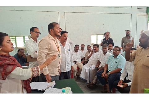 ಗಂಗಾವತಿ ಕೆಎ್ಸಿಎಸ್‌ಸಿ ಸಗಟು ಮಳಿಗೆಯಲ್ಲಿ ಕಂದಾಯ ಮತ್ತು ಆಹಾರ ಇಲಾಖೆಯಿಂದ ಹಮ್ಮಿಕೊಂಡಿದ್ದ ಜಪ್ತಿ ಪ್ರಕರಣಗಳ ಪಡಿತರ ಅಕ್ಕಿ ದಾಸ್ತಾನು ಹರಾಜು ಪ್ರಕ್ರಿಯೆಯಲ್ಲಿ ಅಧಿಕಾರಿಗಳು ಮತ್ತು ಬಿಡ್‌ದಾರರ ಮಧ್ಯೆ ವಾಗ್ವಾದ ನಡೆಯಿತು. ತಹಸೀಲ್ದಾರ್ ಯು.ವಸಂತಕುಮಾರಿ, ಕಾರಟಗಿ ಆಹಾರ ನಿರೀಕ್ಷಕ ನವೀನ ಮಠದ್ ಮತ್ತು ಬಿಡ್‌ದಾರರಿದ್ದರು.