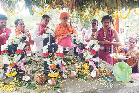 ಸಂಗಾಪುರದ ಶ್ರೀ ಶಿವಲಿಂಗೇಶ್ವರ ದೇವಾಲಯದಲ್ಲಿ ಹಮ್ಮಿಕೊಂಡಿದ್ದ ನವಗ್ರಹ ಪ್ರಾಣ ಪ್ರತಿಷ್ಠಾಪನೆ ಮತ್ತು ವಿಶೇಷ ಹೋಮ ನಿಮಿತ್ತ ಹೆಬ್ಬಾಳ ಬೃಹನ್ಮಠದ ನಾಗಭೂಷಣ ಶಿವಾಚಾರ್ಯರು ವಿಶೇಷ ಪೂಜೆ ನೆರವೇರಿಸಿದರು. ಪ್ರಮುಖರಾದ ವಿರೂಪಾಕ್ಷಯ್ಯ ಸ್ವಾಮಿ, ವೀರಭದ್ರಯ್ಯ ಸ್ವಾಮಿ, ಸಂಜೀವಕುಮಾರ, ದಂಡಿನ್ ಮಠದ ಘನಮಠಸ್ವಾಮಿ ಇತರರಿದ್ದರು.