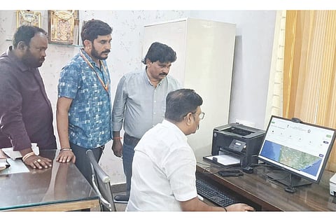 ಕೇಂದ್ರ ಸರ್ಕಾರ ಜಾರಿಗೊಳಿಸಿರುವ ಜನಗಣತಿಯ ಮೊದಲ ಹಂತದ ಸ್ವಯಂ ಗಣತಿಗೆ ಗಂಗಾವತಿ ನಗರಸಭೆಯಲ್ಲಿ ಆನ್‌ಲೈನ್ ಮೂಲಕ ಪೌರಾಯುಕ್ತ ಆರ್.ವಿರೂಪಾಕ್ಷಮೂರ್ತಿ ಬುಧವಾರ ಚಾಲನೆ ನೀಡಿದರು. ಮೇಲ್ವಿಚಾರಕ ಮತ್ತು ವ್ಯವಸ್ಥಾಪಕ ಷಣ್ಮುಖಪ್ಪ, ಸಿಬ್ಬಂದಿ ಬಿ.ಬಸವರಾಜ, ಪ್ರಕಾಶ, ರಾಜು ಇತರರಿದ್ದರು.