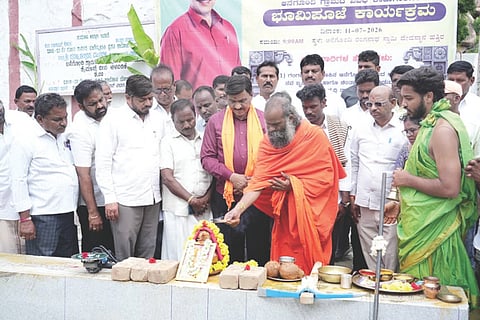 ಗಂಗಾವತಿ ತಾಲೂಕಿನ ಆನೆಗೊಂದಿಯಲ್ಲಿ ವಿವಿಧ ಅಭಿವೃದ್ಧಿ ಕಾಮಗಾರಿಗಳಿಗೆ ಶಾಸಕ ಗಾಲಿ ಜನಾರ್ದನರೆಡ್ಡಿ ಶನಿವಾರ ಭೂಮಿಪೂಜೆ ನೆರವೇರಿಸಿದರು. ವಾಲಿಕಿಲ್ಲಾ ಮ್ಯಾಗೋಟದ ಆದಿಶಕ್ತಿ ದೇವಾಲಯದ ಮುಖ್ಯಸ್ಥ ಬ್ರಹ್ಮಾನಂದ ಸ್ವಾಮೀಜಿ, ಬಿಜೆಪಿ ಜಿಲ್ಲಾ ಉಪಾಧ್ಯಕ್ಷ ಮನೋಹರಗೌಡ ಹೇರೂರು, ಗ್ರಾಮೀಣ ಮಂಡಲ ಅಧ್ಯಕ್ಷ ಡಿ.ಕೆ.ಆಗೋಲಿ, ಪ್ರಮುಖರಾದ ವೀರೇಶ ಬಲ್ಕುಂದಿ, ರಾಜೇಶ್ವರಿ ಸುರೇಶ ಇತರರಿದ್ದರು.