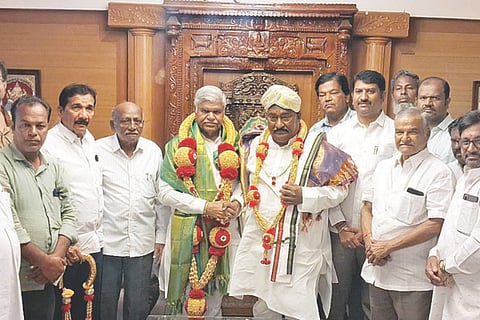 ಗಂಗಾವತಿ ಎಚ್‌ಆರ್‌ಜಿ ನಿವಾಸಕ್ಕೆ ಭೇಟಿ ನೀಡಿದ ಡಿಸಿಸಿ ನೂತನ ಅಧ್ಯಕ್ಷ ಎಂ.ಮಲ್ಲಿಕಾರ್ಜುನ ನಾಗಪ್ಪ ಮತ್ತು ಮಾಜಿ ಎಂಎಲ್ಸಿ ಎಚ್.ಆರ್.ಶ್ರೀನಾಥ ಅವರನ್ನು ಪಕ್ಷದ ಮೂಲ ಕಾರ್ಯಕರ್ತರು ಮತ್ತು ಮುಖಂಡರು ಸನ್ಮಾನಿಸುವ ಮೂಲಕ ಒಗ್ಗಟ್ಟು ಪ್ರದರ್ಶಿಸಿದರು. ಉದ್ಯಮಿ ಕೆ.ಕಾಳಪ್ಪ, ಪ್ರಮುಖರಾದ ರಾಜಶೇಖರ್  ಮುಷ್ಟೂರು, ರಾಮಕೃಷ್ಣ ಇತರರಿದ್ದರು.