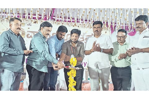 ಗಂಗಾವತಿ ಪೈ ಮೆಡಿಕಲ್ ಅಕಾಡೆಮಿಯ ಬಿಬಿಸಿ ಪಿಯು ಕಾಲೇಜಿನಲ್ಲಿ  ಹಮ್ಮಿಕೊಂಡಿದ್ದ ವಾರ್ಷಿಕೋತ್ಸವವನ್ನು ಶಾಸಕ ಗಾಲಿ ಜನಾರ್ದನರೆಡ್ಡಿ ಉದ್ಘಾಟಿಸಿದರು. ಸಂಸ್ಥೆ ಅಧ್ಯಕ್ಷ ಡಾ.ಚಂದ್ರಶೇಖರ್ ಚಿನಿವಾಲರ್, ಅಕಾಡೆಮಿ ಸಂಸ್ಥಾಪಕರಾದ ಎಸ್.ವಿನೋದಕುಮಾರ, ಕೆ.ಗಾಂಧಿ ಇತರರಿದ್ದರು.
