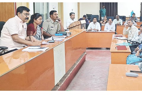 ಗಂಗಾವತಿಯ ತಾಪಂ ಮಂಥನ ಸಭಾಂಗಣದಲ್ಲಿ ಸ್ವಾತಂತ್ರ್ಯೋತ್ಸವದ ಪೂರ್ವಭಾವಿ ಸಭೆಯಲ್ಲಿ ತಹಸೀಲ್ದಾರ್ ಯು.ವಸಂತಕುಮಾರಿ ಮಾತನಾಡಿದರು. ಪೌರಾಯುಕ್ತ ಆರ್.ವಿರೂಪಾಕ್ಷಮೂರ್ತಿ, ನಗರ ಪಿಐ ಪ್ರಕಾಶ ಆರ್. ಯಾತನೂರ್ ಇತರರಿದ್ದರು.