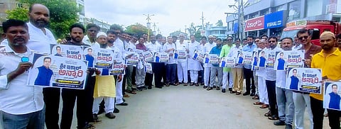 ಮಾಜಿ ಸಚಿವ ಇಕ್ಬಾಲ್ ಅನ್ಸಾರಿಯರನ್ನು ಕ್ಷೇತ್ರಕ್ಕೆ ಕರೆತರಲು ಬೆಂಗಳೂರಿಗೆ ತೆರಳುತ್ತಿರುವ ಅಭಿಮಾನಿಗಳ ಬಳಗ.
