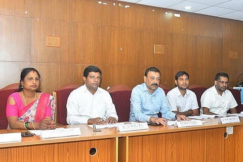 ಜಿಲ್ಲಾ ಮಟ್ಟದ ಗ್ಯಾರಂಟಿ ಸಮಾವೇಶ ಪೂರ್ವಸಿದ್ಧತೆ ಸಂಬಂಧ ಸೋಮವಾರ ನಡೆದ ಸಭೆಯಲ್ಲಿ ಧರ್ಮಜ ಉತ್ತಪ್ಪ ಮಾತನಾಡಿದರು. 