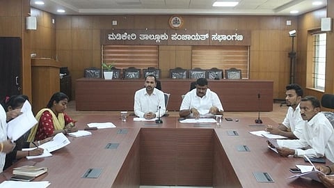 ಮಡಿಕೇರಿ ತಾಲ್ಲೂಕು ಗ್ಯಾರಂಟಿ ಯೋಜನೆಗಳ ಅನುಷ್ಠಾನ ಸಮಿತಿ ಸಭೆಯಲ್ಲಿ ಎಂ.ಜಿ.ಮೋಹನ್ ದಾಸ್, ಶೇಖರ್ ಇತರರಿದ್ದರು.