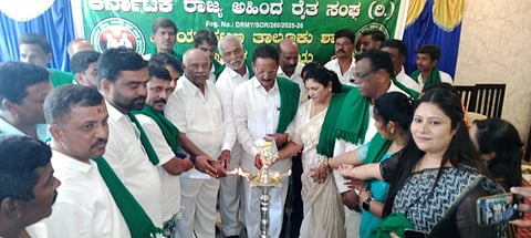  ಕೊಪ್ಪ ಗ್ರಾಮದಲ್ಲಿ ಅಹಿಂದ ರೈತ ಸಂಘದ ಶಾಖೆಯನ್ನು ವಿಧಾನಪರಿಷತ್ ಸದಸ್ಯ ಎಚ್ ವಿಶ್ವನಾಥ್ ಉದ್ಘಾಟಿಸಿದರು. ಸೋಮನಹಳ್ಳಿ ಶಿವಶೇಖರ್, ನವಿಲೂರು ಚೆನ್ನಪ್ಪ, ಲೋಕೇಶ್ ಸಾಗರ್ ಇತರರು ಇದ್ದರು.