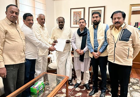 ಕೇಂದ್ರ ಸಚಿವ ಪ್ರಲ್ಹಾದ ಜೋಶಿ ನೇತೃತ್ವದಲ್ಲಿ ದೆಹಲಿಯಲ್ಲಿ ಕೇಂದ್ರ ಬೃಹತ್ ಕೈಗಾರಿಕಾ ಸಚಿವ ಎಚ್.ಡಿ. ಕುಮಾರಸ್ವಾಮಿ ಅವರನ್ನು ಸೋಮವಾರ ಭೇಟಿಯಾಗಿ (incomex) ಚರ್ಚೆ