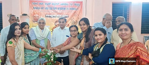 ನವನಗರದ ಚಿಕೇನಕೊಪ್ಪ (chikenakoppa) ಚನ್ನವೀರ ಶರಣರ ಅಂಧರ ಕಲ್ಯಾಣ ಆಶ್ರಮದಲ್ಲಿ ಬುಧವಾರ ಏರ್ಪಡಿಸಿದ್ದ ನಾದ-ನಿನಾದ ವೈವಿಧ್ಯಮಯ ಸಾಂಸ್ಕೃತಿಕ ಕಾರ್ಯಕ್ರಮವನ್ನು ಎಸ್.ಕೆ. ಜಂಗ್ಲಪ್ಪಗೌಡ್ರು, ಬಿ.ಎಂ. ದೊಡ್ಡಮನಿ ಉದ್ಘಾಟಿಸಿದರು.