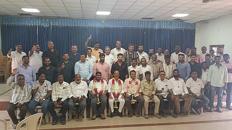 ಧಾರವಾಡದ ನೌಕರರ ಭವನದಲ್ಲಿ ಶನಿವಾರ ಏರ್ಪಡಿಸಿದ್ದ ಧಾರವಾಡ ಜಿಲ್ಲಾ ಪಟ್ಟಜಮೀನು ಕ್ರಷರ್ crusherಹಾಗೂ ಗಣಿ ಮಾಲೀಕರ ಸಂಘದ ಸಭೆಯಲ್ಲಿ ನೂತನ ಪದಾಧಿಕಾರಿಗಳನ್ನು ಆಯ್ಕೆ ಮಾಡಲಾಯಿತು.