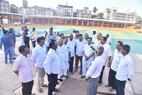 ಹುಬ್ಬಳ್ಳಿಯ ನೆಹರು ಮೈದಾನದಲ್ಲಿ ನಿರ್ಮಿಸಿರುವ ವೇದಿಕೆಯನ್ನು ಸನ್ಮಾನ್ಯ ಶ್ರೀ ಬಸವರಾಜ ಹೊರಟ್ಟಿ (horatti) ಅಭಿನಂದನಾ ಸಮಿತಿ ಅಧ್ಯಕ್ಷ ಶಂಕರಣ್ಣ ಮುನವಳ್ಳಿ ಗುರುವಾರ ವೀಕ್ಷಿಸಿದರು.