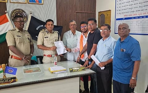(vhp) ಹಿಂದೂ ಕಾರ್ಯಕರ್ತರ ಮೇಲಿನ ಪ್ರಕರಣಗಳನ್ನು ಹಿಂಪಡೆಯಲು ಆಗ್ರಹಿಸಿ ವಿಶ್ವ ಹಿಂದೂ ಪರಿಷತ್ ಹುಬ್ಬಳ್ಳಿ ಮಹಾನಗರ ವತಿಯಿಂದ ಪೊಲೀಸ್ ಆಯುಕ್ತ ಎನ್. ಶಶಿಕುಮಾರ ಅವರಿಗೆ ಧಾರವಾಡದಲ್ಲಿ ಶನಿವಾರ ಮನವಿ ಸಲ್ಲಿಸಲಾಯಿತು.