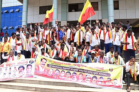 (karave protest) ರೈಲ್ವೆಯಲ್ಲಿ ನೇಮಕಾತಿ, ರೈಲ್ವೆ ನೌಕರರ ಮುಂಬಡ್ತಿ ಪರೀಕ್ಷೆಗಳಲ್ಲಿ ಕನ್ನಡ ಭಾಷೆಗೆ ಅವಕಾಶ ನೀಡಬೇಕೆಂದು ಆಗ್ರಹಿಸಿ ಕರ್ನಾಟಕ ರಕ್ಷಣಾ ವೇದಿಕೆ(ಪ್ರವೀಣಕುಮಾರ ಶೆಟ್ಟಿ ಬಣ) ಕಾರ್ಯಕರ್ತರು, ಹುಬ್ಬಳ್ಳಿಯಲ್ಲಿ ಮಂಗಳವಾರ ಪ್ರತಿಭಟನೆ ನಡೆಸಿದರು.