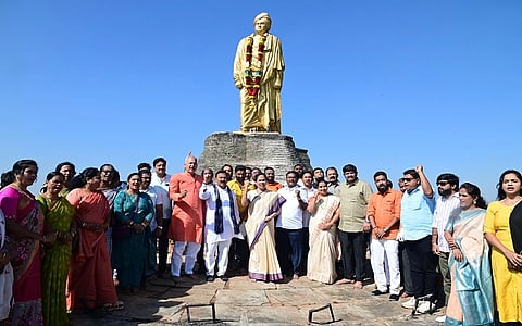 ವಿವೇಕಾನಂದರ ಜಯಂತಿ ನಿಮಿತ್ತ ಉಣಕಲ್ ಕೆರೆ ಮಧ್ಯದಲ್ಲಿರುವ ಸ್ವಾಮಿ ವಿವೇಕಾನಂದರ ಪುತ್ಥಳಿ ಮುಂದೆ ನಿಂತು ಕೇಂದ್ರ ಸಚಿವೆ ಶೋಭಾ ಕರಂದ್ಲಾಜೆ, ಶಾಸಕ ಮಹೇಶ ಟೆಂಗಿನಕಾಯಿ ಸಮೇತ ಹಲವರು ಸೋಮವಾರ ಜೈಕಾರ ಮೊಳಗಿಸಿದರು.
