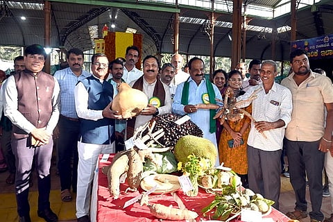 ಇಂದಿರಾ ಗಾಜಿನ ಮನೆಯಲ್ಲಿ ಆಯೋಜಿಸಿರುವ ಜಿಲ್ಲಾಮಟ್ಟದ ಫಲಪುಷ್ಪ (exibition) ಪ್ರದರ್ಶನ