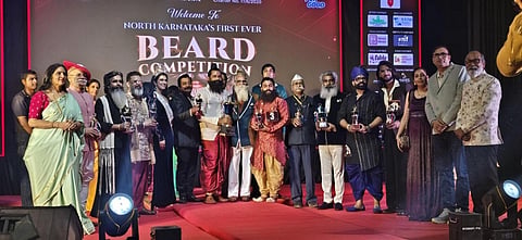 ಹುಬ್ಬಳ್ಳಿಯಲ್ಲಿ ಇತ್ತೀಚೆಗೆ ಏರ್ಪಡಿಸಿದ್ದ (beard)ಗಡ್ಡಬಿಡುವ ಸ್ಪರ್ಧೆಯಲ್ಲಿ ಗೆದ್ದ ಡಾ. ಸೋಮನಾಥ, ಸುಬ್ಬಯ್ಯ ನಾಡರ್ ಸೇರಿ ಇತರರಿಗೆ ನಟ ಮತ್ತು ಮಾಡೆಲ್ ಪರಾಸ್ ರಾಥೋಡ ಬಹುಮಾನ ವಿತರಿಸಿದರು.