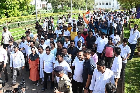  ಹುಬ್ಬಳ್ಳಿಯಲ್ಲಿ ದೇಶ ನಮ್ಮದೆಂಬ ಭಾವನೆಯಿಂದ ಏರ್ಪಡಿಸಿದ್ದ ಸರ್ದಾರ್ ಏಕತಾ ನಡಿಗೆಗೆ ಕೇಂದ್ರ ಸಚಿವ ಪ್ರಲ್ಹಾದ ಜೋಶಿ ಚಾಲನೆ ನೀಡಿದರು. ಮೇಯರ್ ಜ್ಯೋತಿ ಪಾಟೀಲ, ಉಪ ಮೇಯರ್ ಸಂತೋಷ ಚವ್ಹಾಣ, ಎಂಎಲ್‌ಸಿ ಪ್ರದೀಪ ಶೆಟ್ಟರ್ ಇತರರು ಇದ್ದರು.