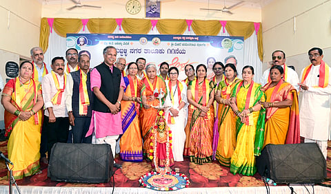 ಹುಬ್ಬಳ್ಳಿಯಲ್ಲಿ ಭಾನುವಾರ ಆಯೋಜಿಸಿದ್ದ ಹುಬ್ಬಳ್ಳಿ ನಗರ ತಾಲೂಕು 11ನೇ ಕನ್ನಡ ಸಾಹಿತ್ಯ ಸಮ್ಮೇಳನವನ್ನು ಕಲಬುರಗಿಯ ಹಿರಿಯ ಸಾಹಿತಿ ಡಾ. ಜಯಶ್ರೀ ದಂಡೆ ಉದ್ಘಾಟಿಸಿದರು. ಸ್ನೇಹಾ ಭೂಸನೂರ, ಕೆ.ಎಸ್. ಕೌಜಲಗಿ, ಮಲ್ಲಿಕಾರ್ಜುನ ಸಾವಕಾರ, ಮೀನಾಕ್ಷಿ ವಂಟಮುರಿ, ವಿದ್ಯಾ ವಂಟಮುರಿ, ಗಣಪತಿ ಗಂಗೊಳ್ಳಿ, ಇತರರಿದ್ದರು.  