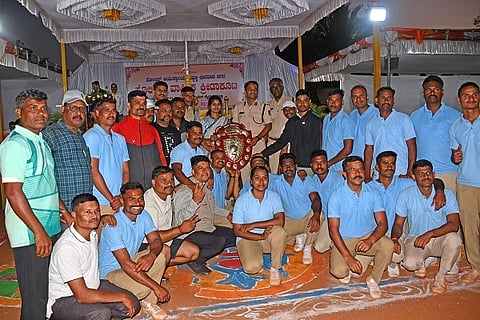  ಹುಬ್ಬಳ್ಳಿಯ ಕಾರವಾರ ರಸ್ತೆಯ ಸಿಎಆರ್ ಕವಾಯತು ಮೈದಾನದಲ್ಲಿ ಶನಿವಾರ ಏರ್ಪಡಿಸಿದ್ದ police ವಾರ್ಷಿಕ ಕ್ರೀಡಾಕೂಟದ ಸಮಾರೋಪ ಸಮಾರಂಭದಲ್ಲಿ ಹು-ಧಾ ಸಿಎಆರ್ ಘಟಕದ ತಂಡಕ್ಕೆ ಸಮಗ್ರ ವೀರಾಗ್ರಣಿ ಪ್ರಶಸ್ತಿ ನೀಡಲಾಯಿತು. 