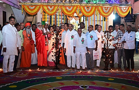 ಹುಬ್ಬಳ್ಳಿಯ ಶ್ರೀ ರಂಭಾಪುರಿ ಜಗದ್ಗುರು ವೀರಗಂಗಾಧರ ಮಂಗಲ ಭವನದಲ್ಲಿರುವ ಶ್ರೀ ಜಗದ್ಗುರು ರೇಣುಕಾಚಾರ್ಯ ಮಂದಿರದಲ್ಲಿ ಸೋಮವಾರ ಏರ್ಪಡಿಸಿದ್ದ ಕಾರ್ತಿಕ ದೀಪೋತ್ಸವ ಸಮಾರಂಭವನ್ನು ಶ್ರೀ ರಂಭಾಪುರಿ ಡಾ. ವೀರಸೋಮೇಶ್ವರ ಜಗದ್ಗುರುಗಳು(Rambapuri jagadguru) ಹಾಗೂ ಹು-ಧಾ ಪಾಲಿಕೆ ಮೇಯರ್ ಜ್ಯೋತಿ ಪಾಟೀಲ ಉದ್ಘಾಟಿಸಿದರು.