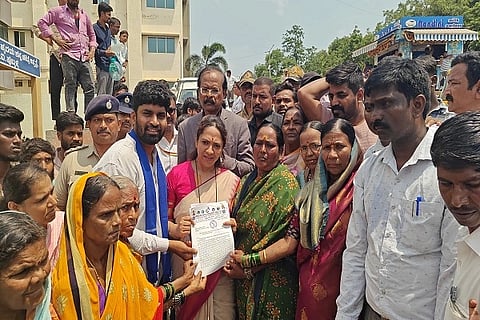 ವಿಮುಕ್ತ ದೇವದಾಸಿಯರಿಗೆ (devadasi) ಸರಿಯಾದ ಸಮಯಕ್ಕೆ ಮಾಸಾಶನ ನೀಡುವಂತೆ ಕರ್ನಾಟಕ ದಲಿತ ವಿಮೋಚನಾ ಸಮಿತಿ ಹುಬ್ಬಳ್ಳಿ ಶಹರ ಸಮಿತಿ ಪದಾಧಿಕಾರಿಗಳು, ಹುಬ್ಬಳ್ಳಿಯಲ್ಲಿ ಭಾನುವಾರ ರಾಜ್ಯ ಮಹಿಳಾ ಆಯೋಗದ ಅಧ್ಯಕ್ಷೆ ಡಾ. ನಾಗಲಕ್ಷ್ಮೀ ಚೌಧರಿ ಅವರಿಗೆ ಮನವಿ ಸಲ್ಲಿಸಿದರು.
