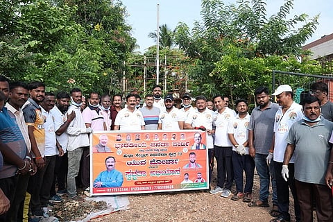 ಹುಬ್ಬಳ್ಳಿಯ ವಾರ್ಡ್ ನಂ. 42ರ ಜಾವೂರ ಬಡಾವಣೆಯಲ್ಲಿ ಶಾಸಕ (mahesh tenginakai) ಮಹೇಶ ಟೆಂಗಿನಕಾಯಿ ನೇತೃತ್ವದಲ್ಲಿ ಭಾನುವಾರ ಸ್ವಚ್ಛತಾ ಅಭಿಯಾನ ನಡೆಯಿತು.