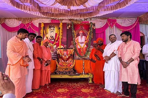 ಹುಬ್ಬಳ್ಳಿ ತಾಲೂಕಿನ ಮಂಟೂರು ಗ್ರಾಮದ ಶ್ರೀ ಅಡವಿ ಸಿದ್ಧೇಶ್ವರ ಮಠದ ಆವರಣದಲ್ಲಿ (shivalingeshwara swamiji) ಲಿಂ. ಶಿವಲಿಂಗೇಶ್ವರ ಸ್ವಾಮೀಜಿ ಪ್ರಥಮ ಪುಣ್ಯ ಸ್ಮರಣೋತ್ಸವ ಸೋಮವಾರ ಜರುಗಿತು. 
