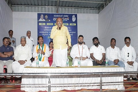  ಹುಬ್ಬಳ್ಳಿಯ ಪ್ರಿಯದರ್ಶಿನಿ ಕಾಲನಿಯ ಉದ್ಯಾನದಲ್ಲಿ (congress) ಎಚ್.ಎಂ. ರೇವಣ್ಣ ಮಾತನಾಡಿದರು. 