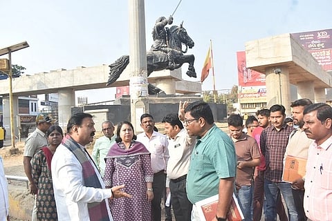 ಹುಬ್ಬಳ್ಳಿಯಲ್ಲಿ ನಡೆಯುತ್ತಿರುವ ಮೇಲ್ಸೇತುವೆ (flyover)ನಿರ್ಮಾಣ ಕಾಮಗಾರಿಯನ್ನು ಜಿಲ್ಲಾಧಿಕಾರಿ ಆರ್. ಸ್ನೇಹಲ್ ಹಾಗೂ ಶಾಸಕ ಮಹೇಶ ಟೆಂಗಿನಕಾಯಿ ಜಂಟಿಯಾಗಿ ಬುಧವಾರ ವೀಕ್ಷಿಸಿ ಅಧಿಕಾರಿಗಳಿಂದ ಮಾಹಿತಿ ಪಡೆದರು.