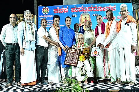 ಹುಬ್ಬಳ್ಳಿಯ ಭವಾನಿ ನಗರ (purandara) ರಾಘವೇಂದ್ರ ಸ್ವಾಮಿ ಮಠದ ಆವರಣದಲ್ಲಿ ಭಾನುವಾರ ಏರ್ಪಡಿಸಿದ್ದ ಕನಕ-ಪುರಂದರೋತ್ಸವ ಕಾರ್ಯಕ್ರಮದಲ್ಲಿ ಹಿರಿಯ ಸಂಶೋಧಕ ಡಾ. ಕೃಷ್ಣ ಕೊಲ್ಹಾರ ಕುಲಕರ್ಣಿ ಅವರಿಗೆ ಸಂಯುತಾ ಪುರಂದರ ಪ್ರಶಸ್ತಿ ನೀಡಿ ಗೌರವಿಸಲಾಯಿತು.